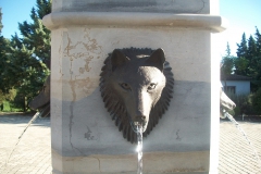Domaine la Louvière, Malviès, Brunnen mit Wolfskopf, Detailansicht