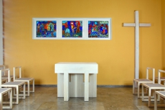 Schiltach, St. Johannes B., Seitenkapelle, Aufbau und Montage, Altar